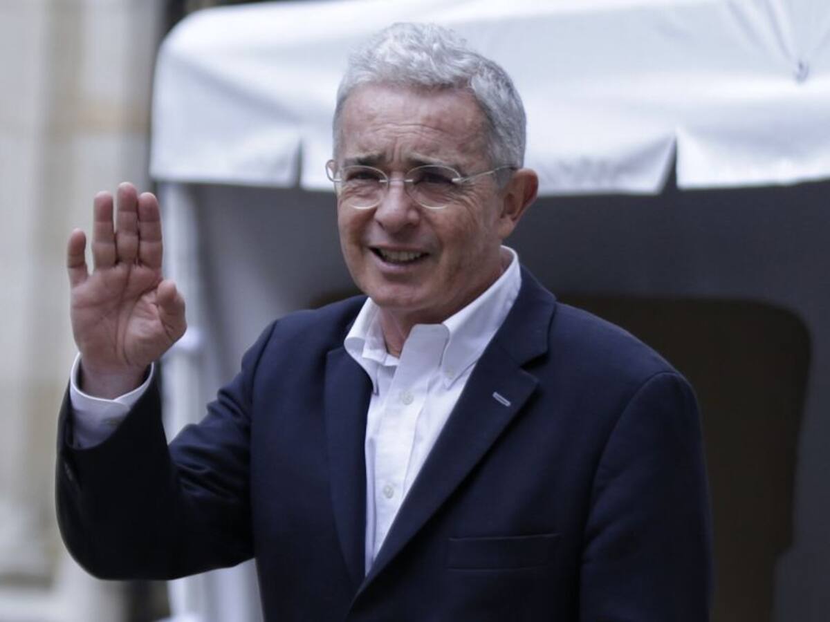 "Qué bueno que siempre tenemos al uribismo para salvarnos del uribismo"