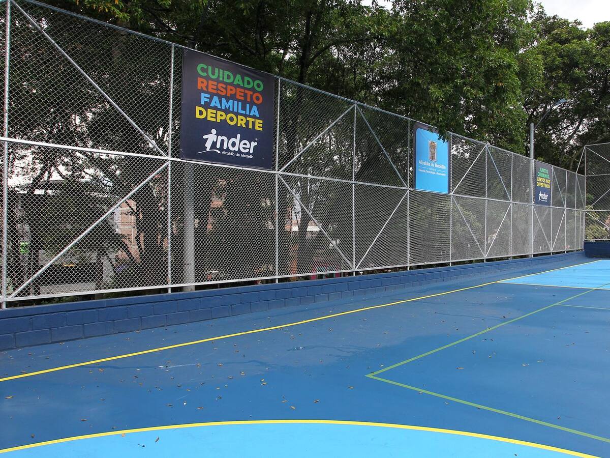 La Alcaldía de Medellín entrega nuevas canchas deportivas en Manrique y Aranjuez