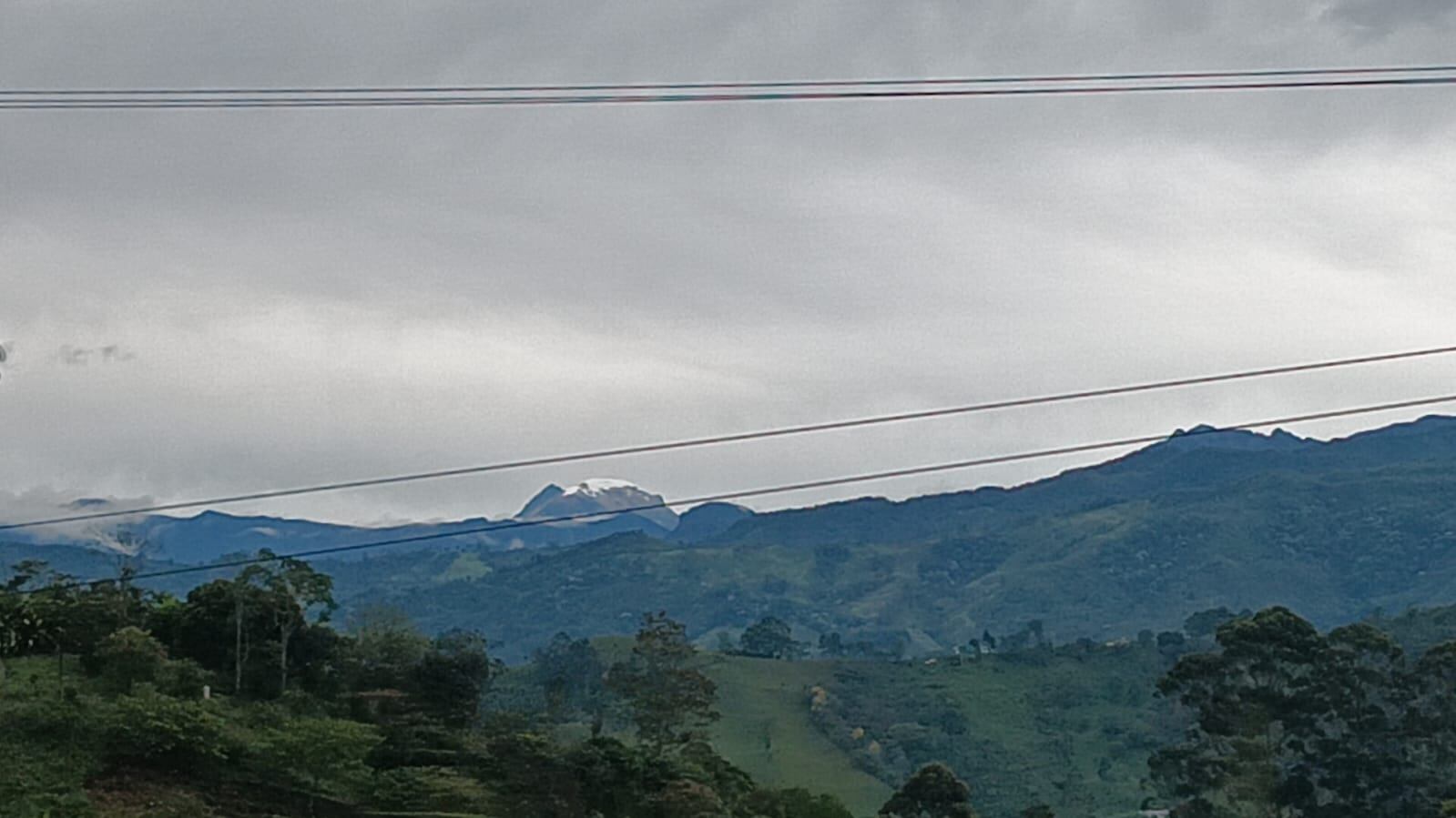 Una de las imágenes más bonitas captadas en diciembre del nevado del Tolima desde el Quindío. Foto: Adrián Trejos