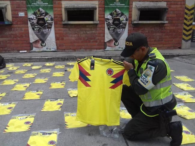 Mil camisetas de Colombia y 15 mil sobres de Panini fueron incautados