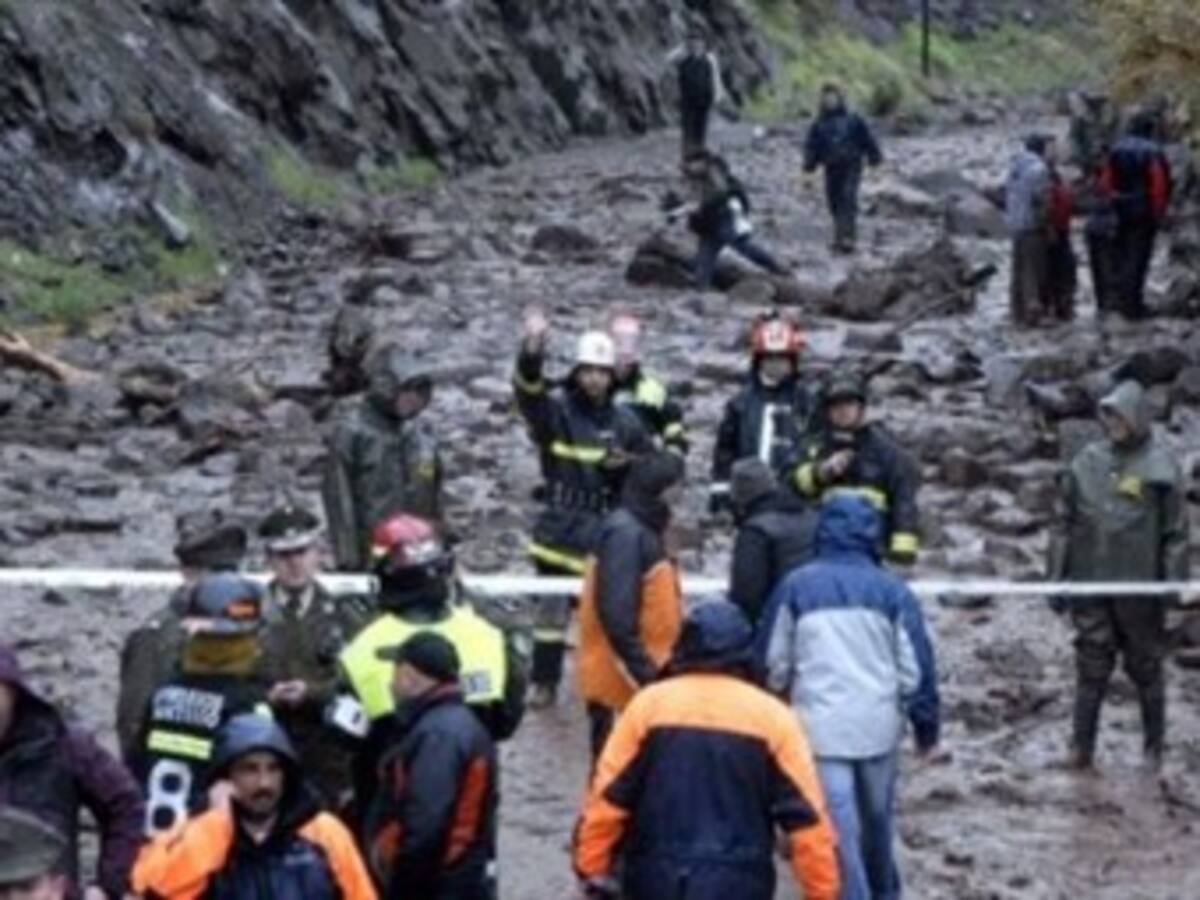 Equipos de rescate inician tercer día búsquedas en deslizamientos de Brasil