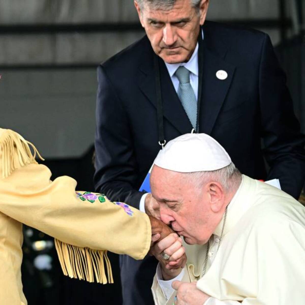 Pido perdón por el modo en el que miembros de la iglesia cooperaron: papa Francisco