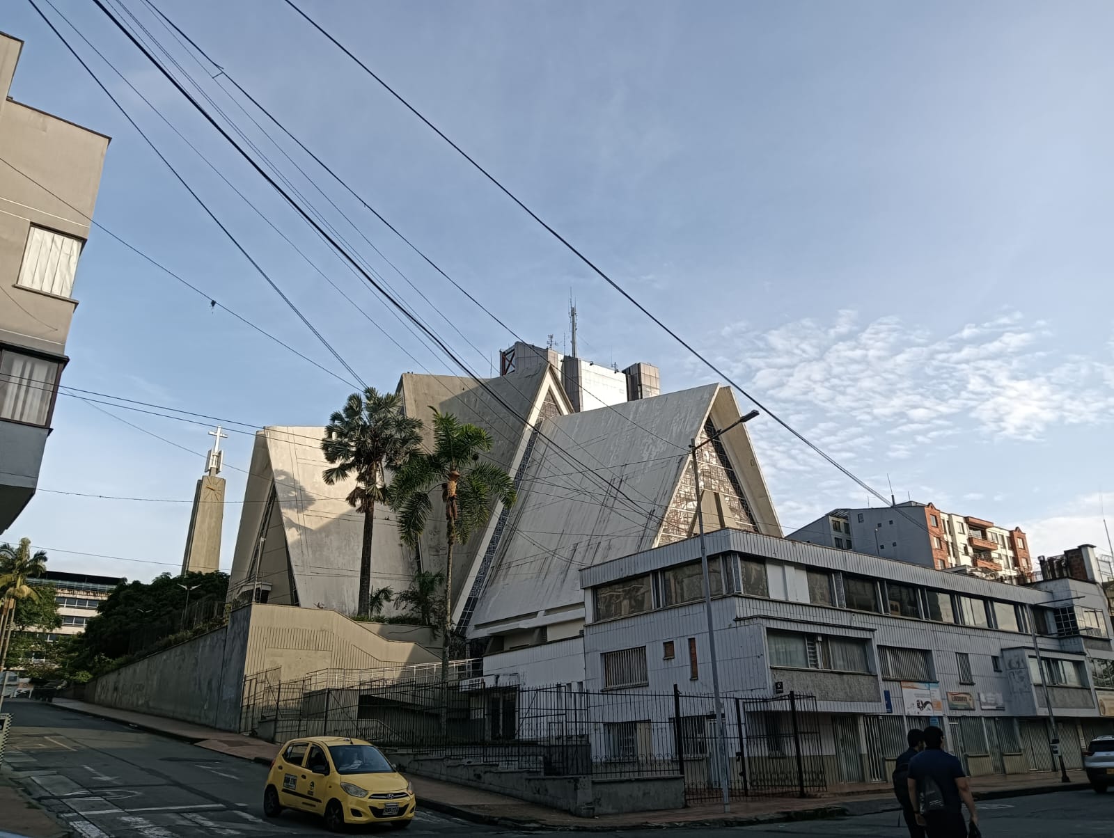 Al fondo la catedral Inmaculada concepción de Armenia en días de cielo azul. Foto: Adrián Trejos