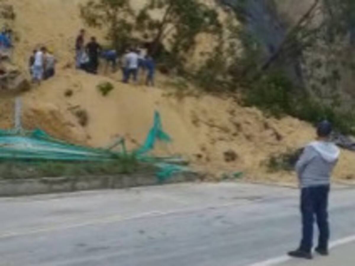 Derrumbe atrapó a conductor de una volqueta en la vía Bucaramanga - Pamplona
