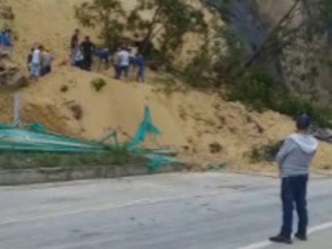 Derrumbe atrapó a conductor de una volqueta en la vía Bucaramanga - Pamplona