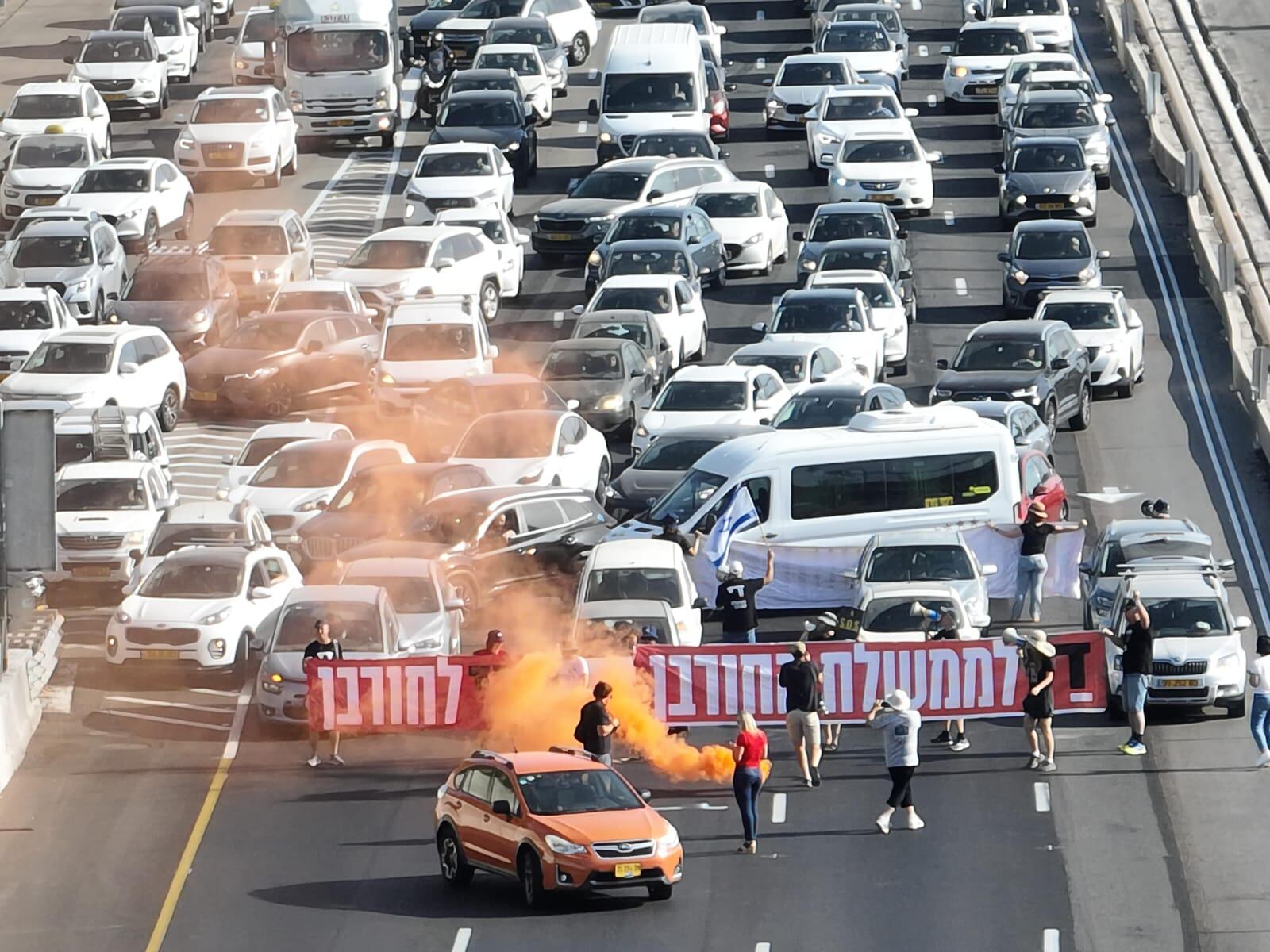 TEL AVIV (ISRAEL), 04/07/2024.- Varios familiares de los 116 rehenes que continúan retenidos en la Franja de Gaza casi 9 meses después del ataque de Hamás bloquearon este jueves la autopista Ayalon en Tel Aviv demandando un acuerdo para la liberación de sus seres queridos y el fin del Gobierno de Benjamín Netanyahu. ( Foto: EFE )