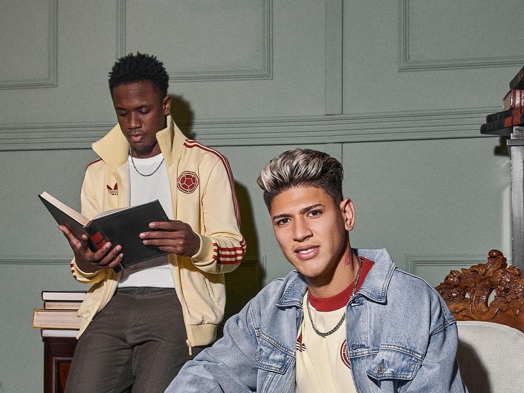 Luis Sinisterra y Jorge Arias luciendo la nueva colección de la Selección Colombia / Adidas Colombia.