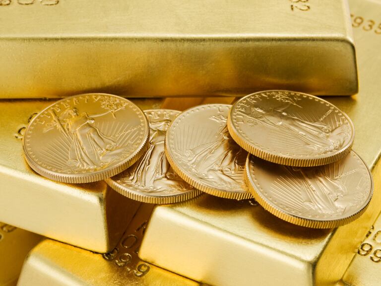 Monedas y lingotes de oro (Foto vía Getty Images)