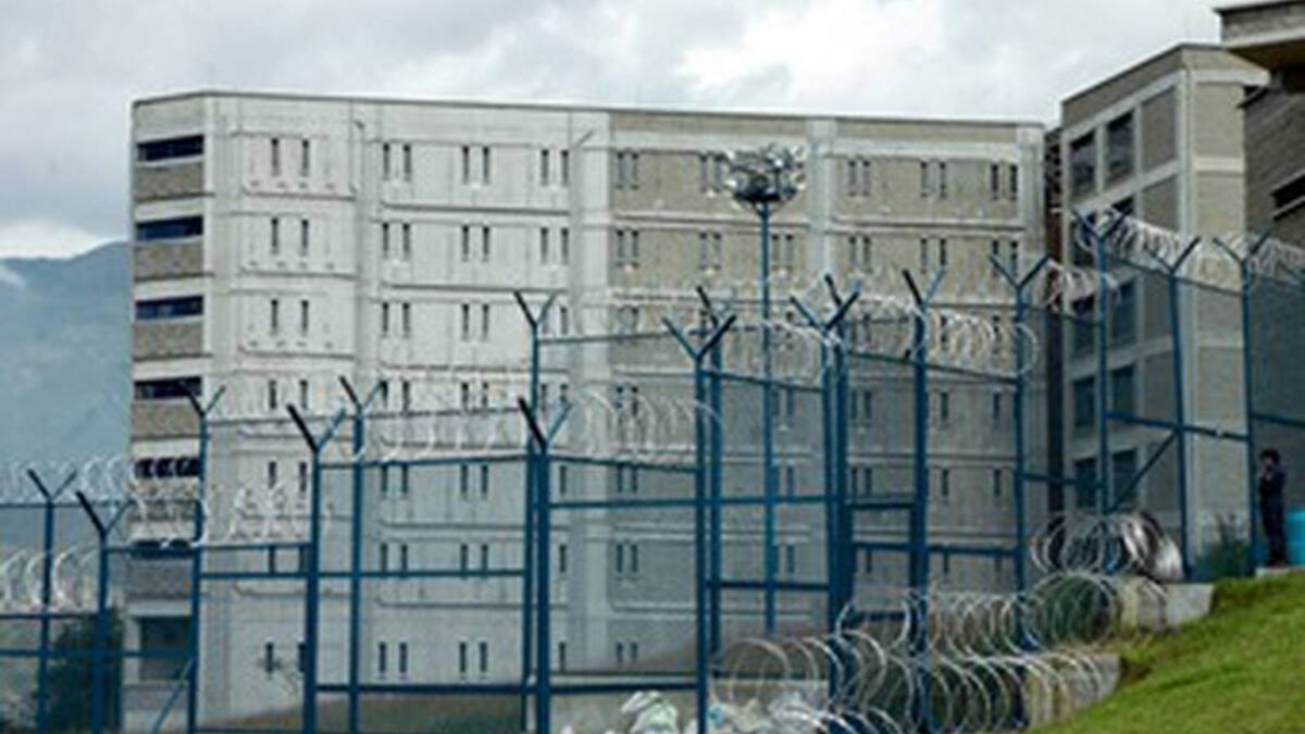 Autoridades buscan a cuatro personas que se fugaron de la cárcel Pedregal en Medellín