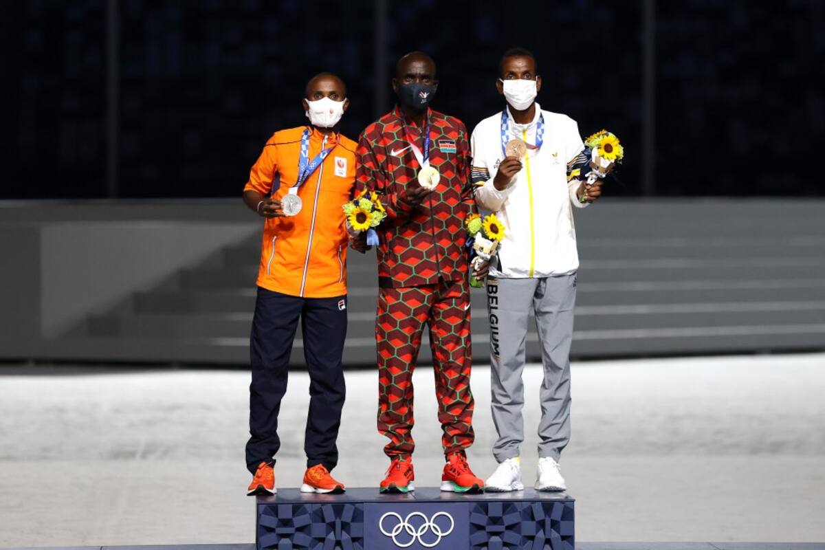 Coronación del podio en la maratón olímpica