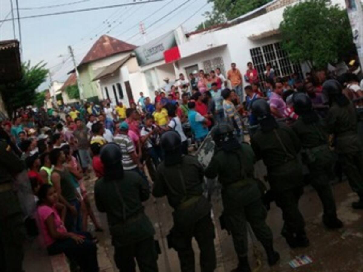 Policía de Bolívar tuvo que contener turba que se oponía a detención