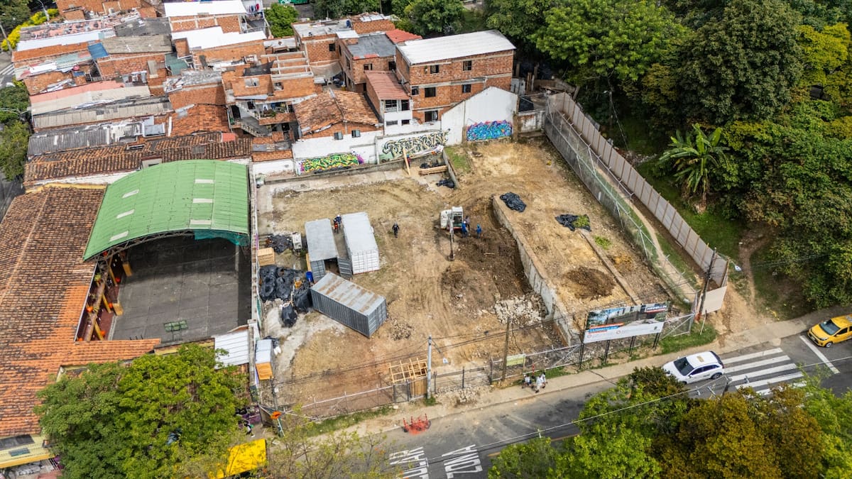 Medellín inició obras de megacolegio para 320 estudiantes en la comuna 13