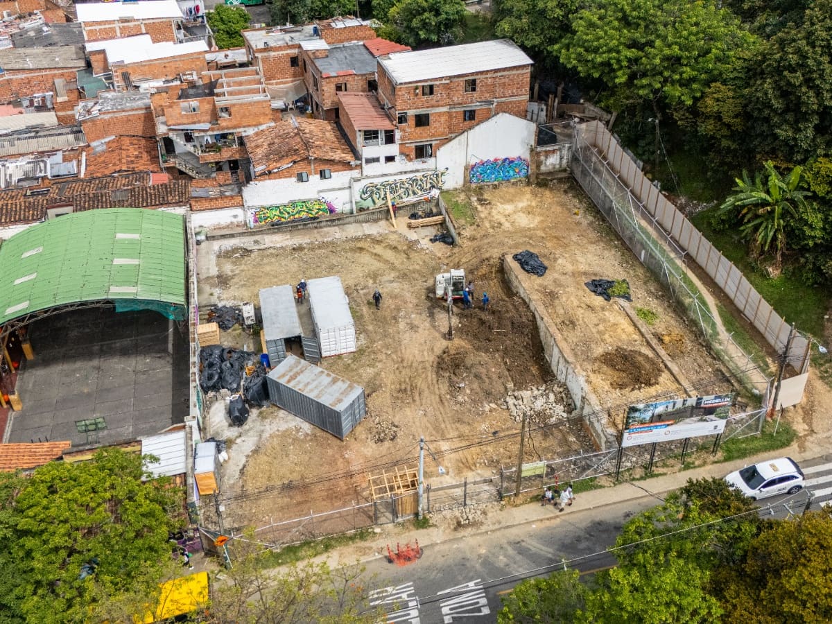 Medellín inició obras de megacolegio para 320 estudiantes en la comuna 13