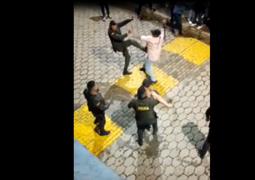 Asonada contra la policía- Captura video Denuncias Antioquia