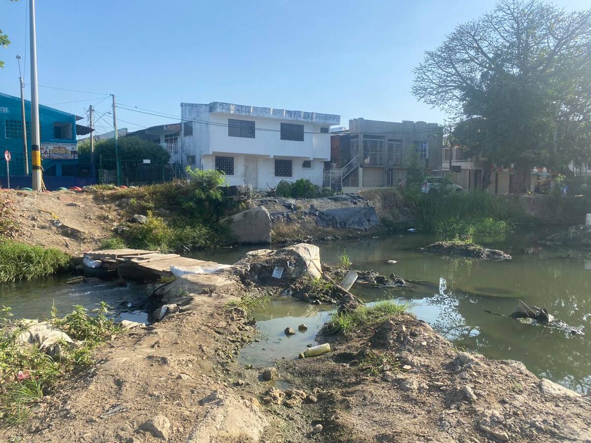 Obras del puente de Las Palmeras quedaron paralizadas; comunidad exige solución