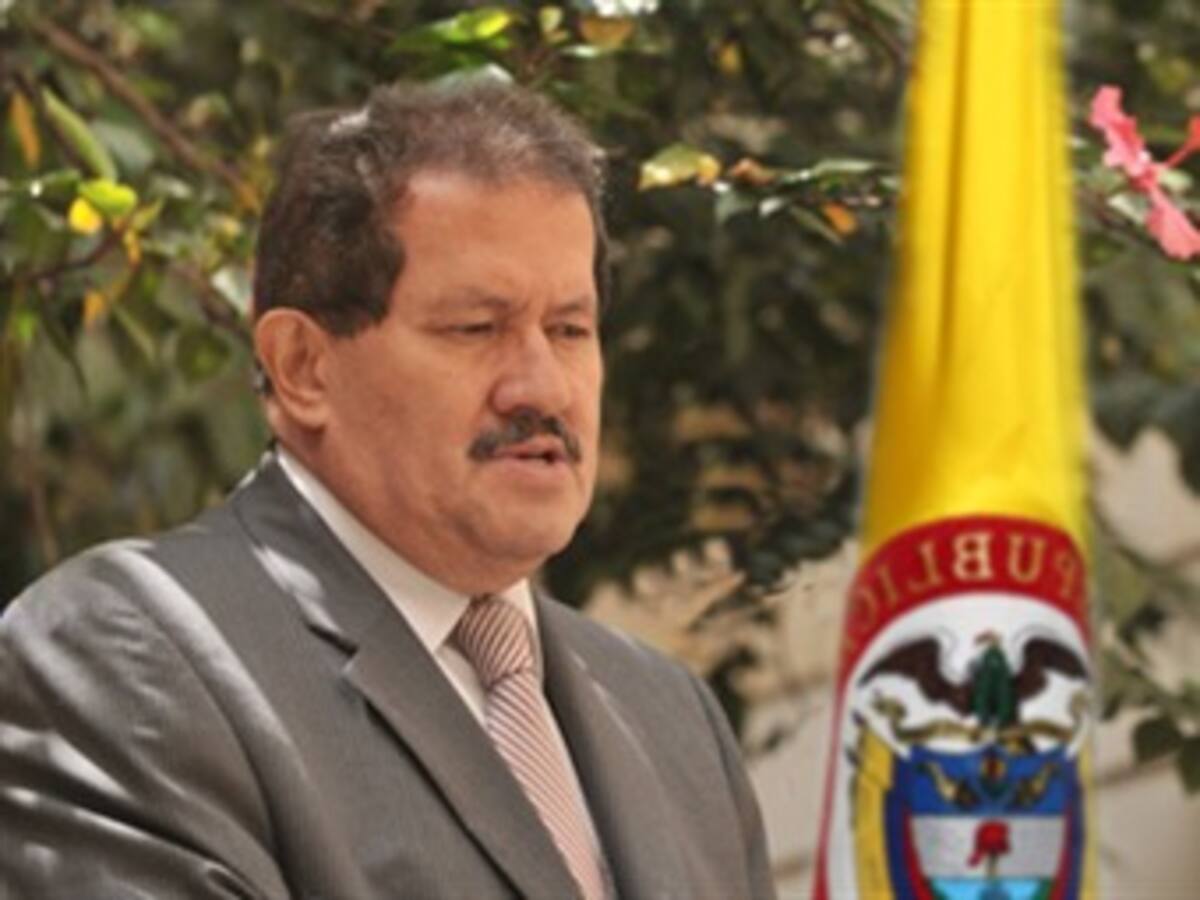 Vicepresidente Angelino Garzón está despierto y presenta mejoría clínica