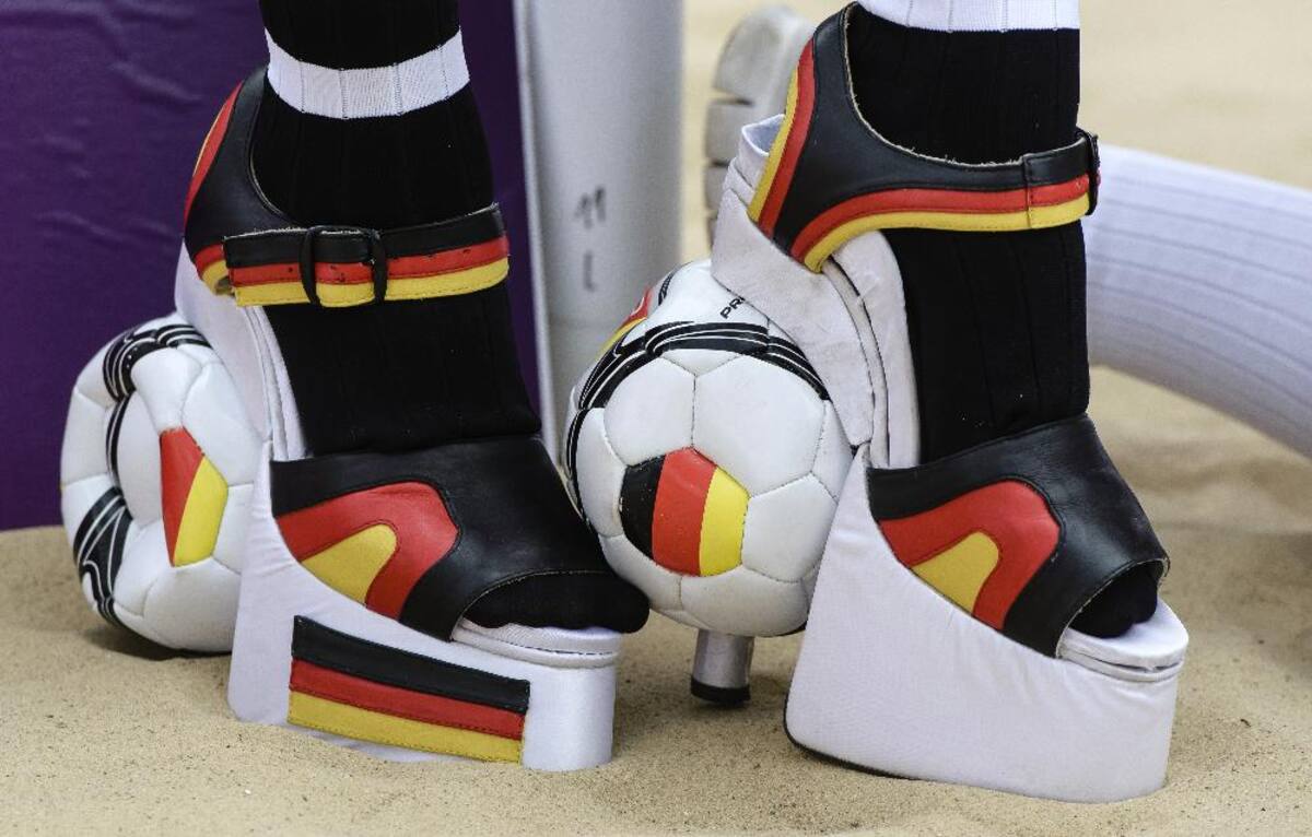 Con sus camisas pintadas se jugó un partido entre actrices de películas para adultos.