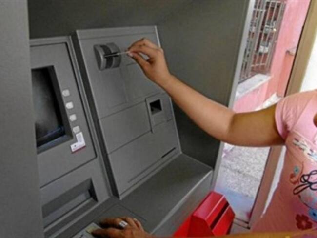 Ladrones intentan robarse cajero electrónico con una camioneta en Bogotá