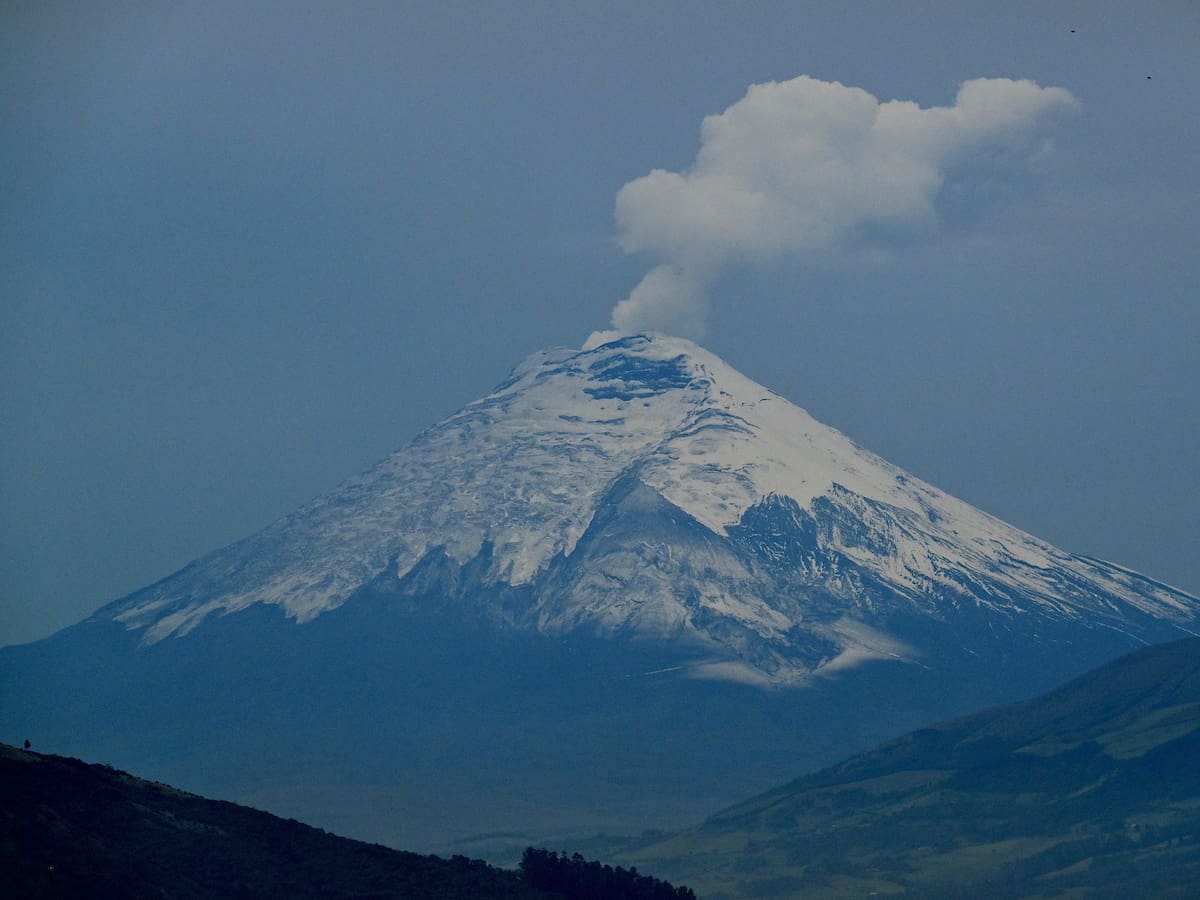 Ecuador reporta actividad de volcán cercano a Quito