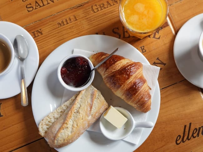 Pan en mesa de desayuno // Foto: Getty Images