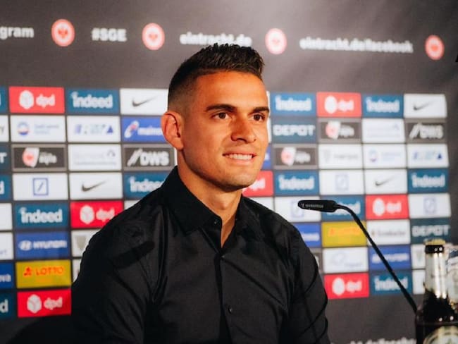 Rafael Santos Borré durante su rueda de prensa de presentación en el Frankfurt.