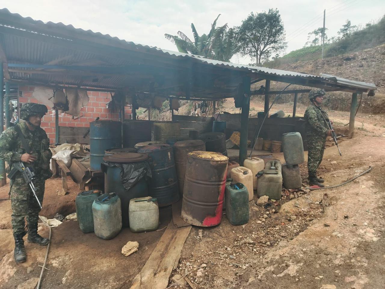 Destruido depósito de insumos para la producción de estupefacientes en el Catatumbo. Foto: Ejército Nacional.