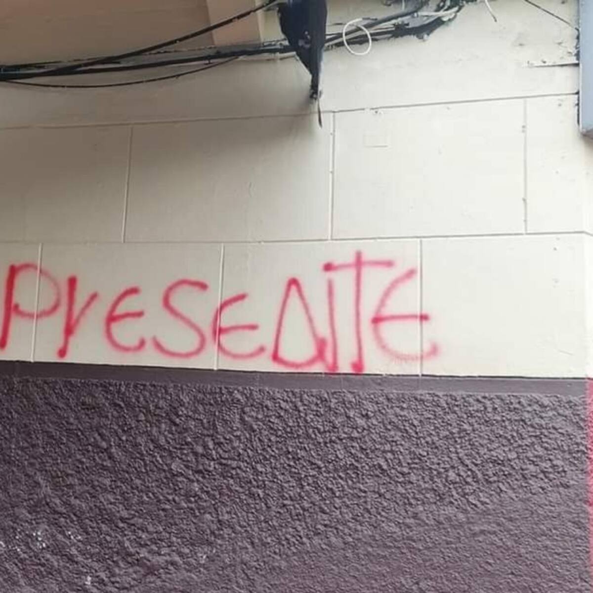 Aparecieron grafitis de las AGC en el barrio Manrique Oriental de Medellín