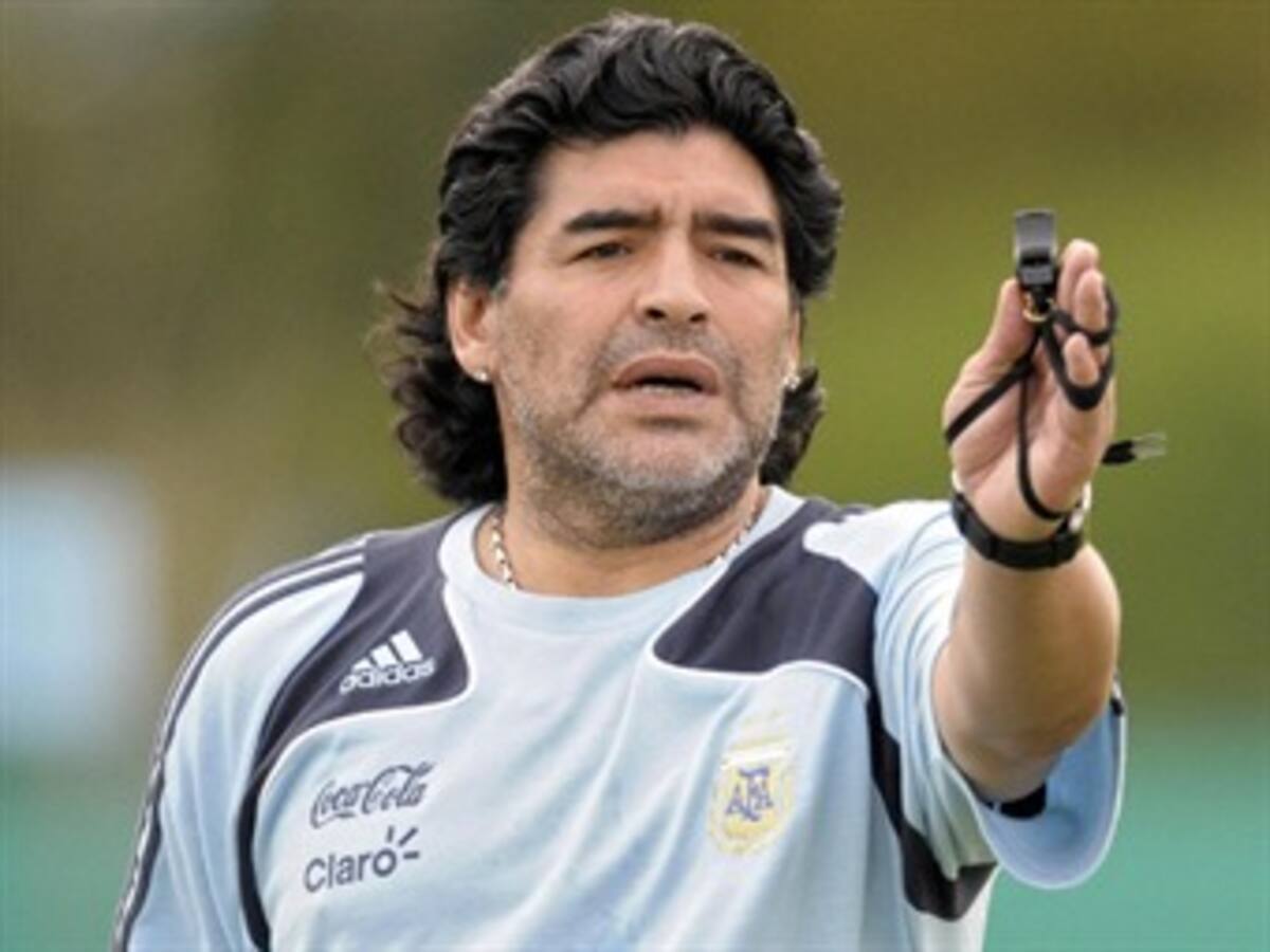 Farc invitan a Maradona y otros futbolistas a partido por la paz