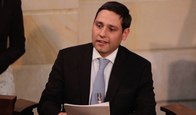 El Presidente del senado, manifestó, que se deben respetar las negociaciones con el Centro Democrático.