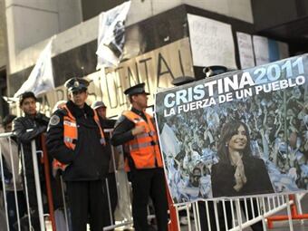 Seguidores de la presidenta y prensa en las afueras de la Fundación Favaloro. Foto: Efe.