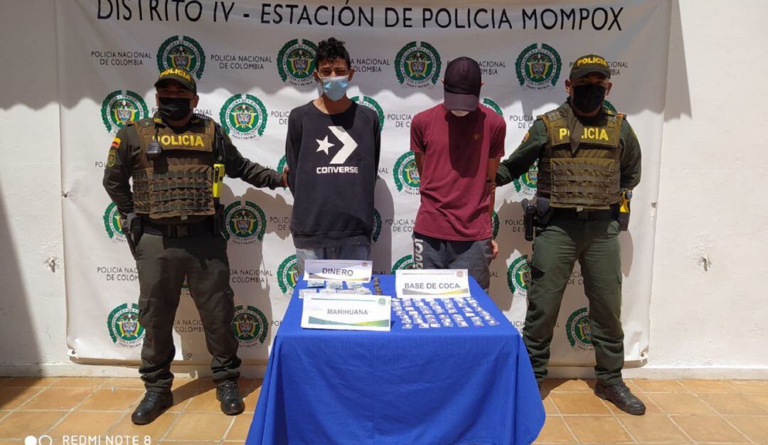 Las autoridades les encontraron 140 dosis entre base de coca y marihuana que presuntamente estaban comercializando