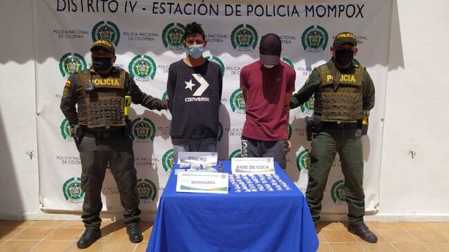 Las autoridades les encontraron 140 dosis entre base de coca y marihuana que presuntamente estaban comercializando