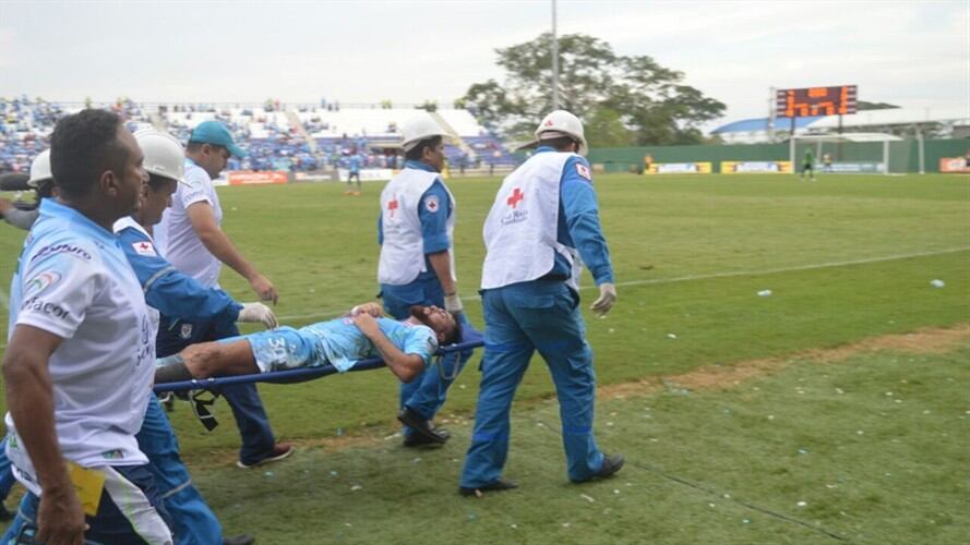 Por fuerte golpe en la cabeza, jugador de Jaguares permanece bajo observación médica. Foto: Cortesía.