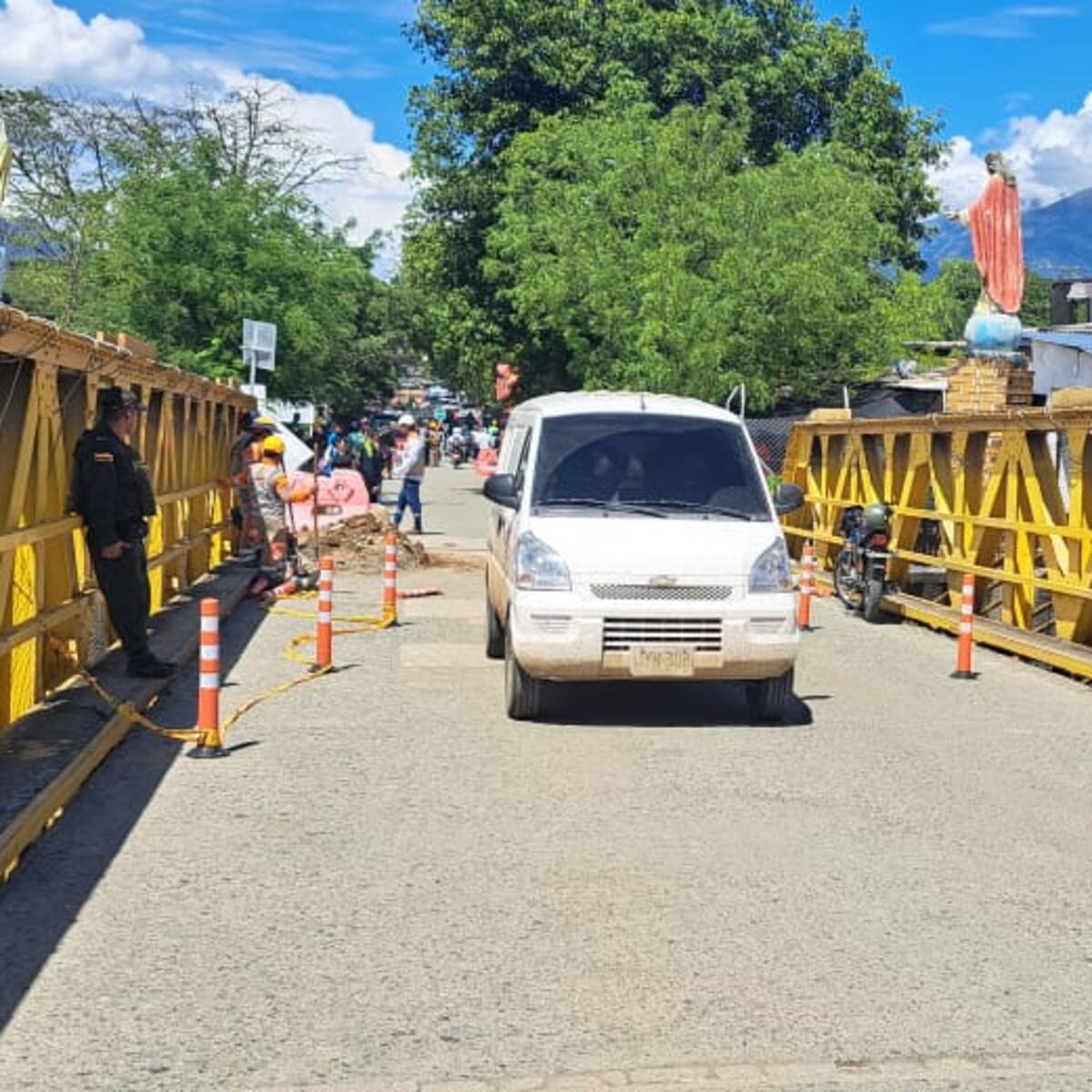 Puente Paso Real habilitado a un carril para carros livianos en Santafé de Antioquia