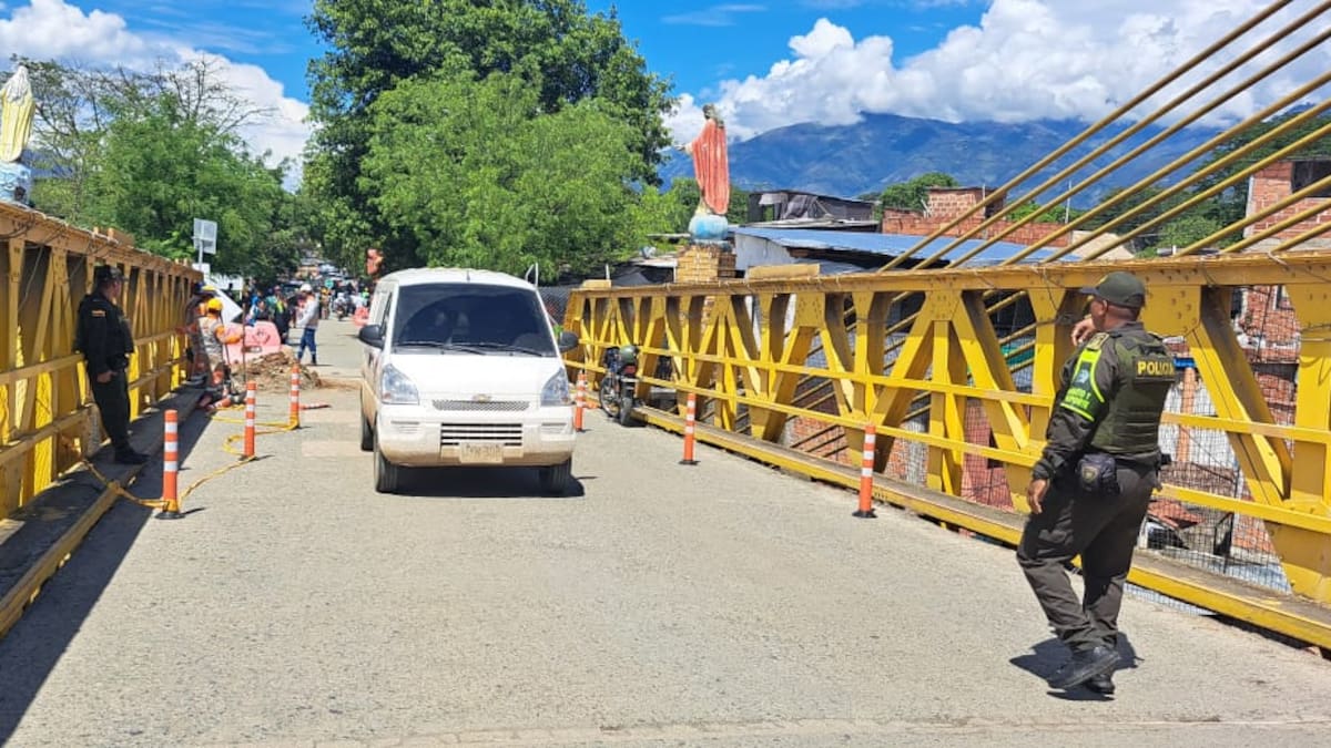 Puente Paso Real habilitado a un carril para carros livianos en Santafé de Antioquia
