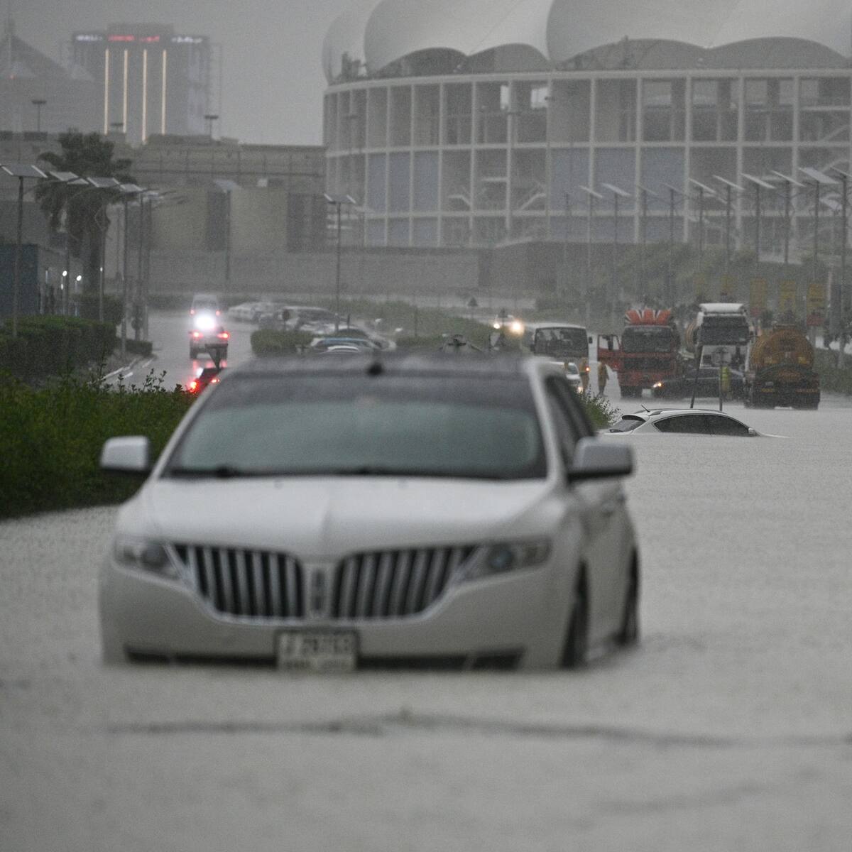 El transporte de Dubái está paralizado por lluvias e inundaciones