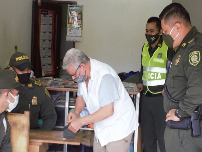 En Córdoba la Policía fabrica tapabocas y los entrega a los más necesitados