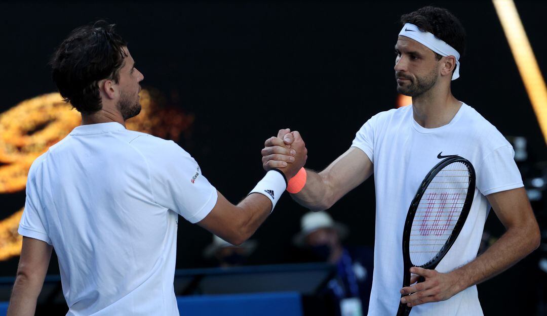 Thiem (izquierda) y Dimitrov (derecha) se saludan al final del juego de octavos de final en el Abierto de Australia.