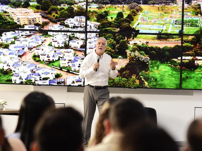 Enrique Peñalosa, exalcalde de Bogotá, durante su reunión con funcionarios de de la Alcaldía de Ibagué