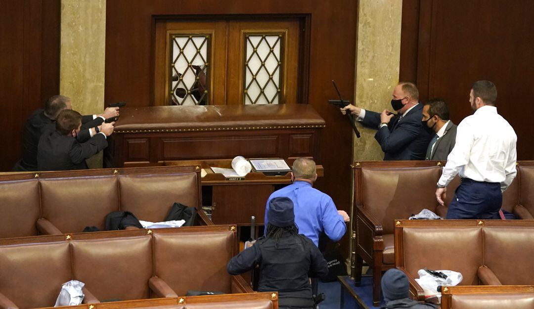 Barricada improvisada de los guardias del Capitolio durante el asalto registrado el 6 de enero. 