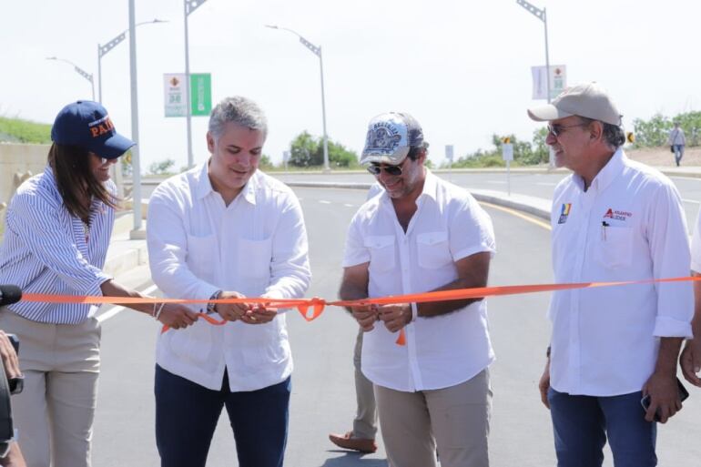 Presidente Duque entregando la cra 38 en Barranquilla