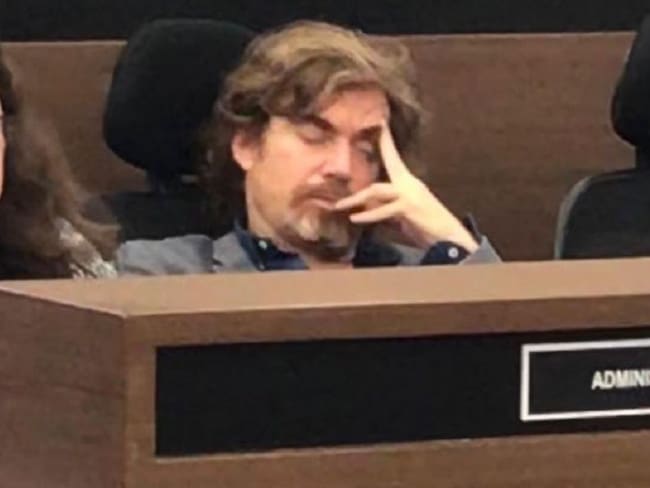 Secretario de Cultura se quedó dormido en pleno debate en el Concejo