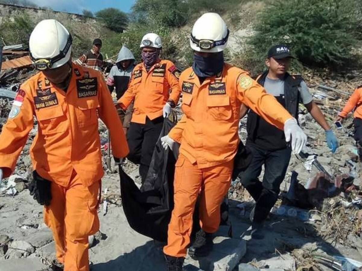 Ya son más de mil los muertos por terremotos y tsunami en Indonesia