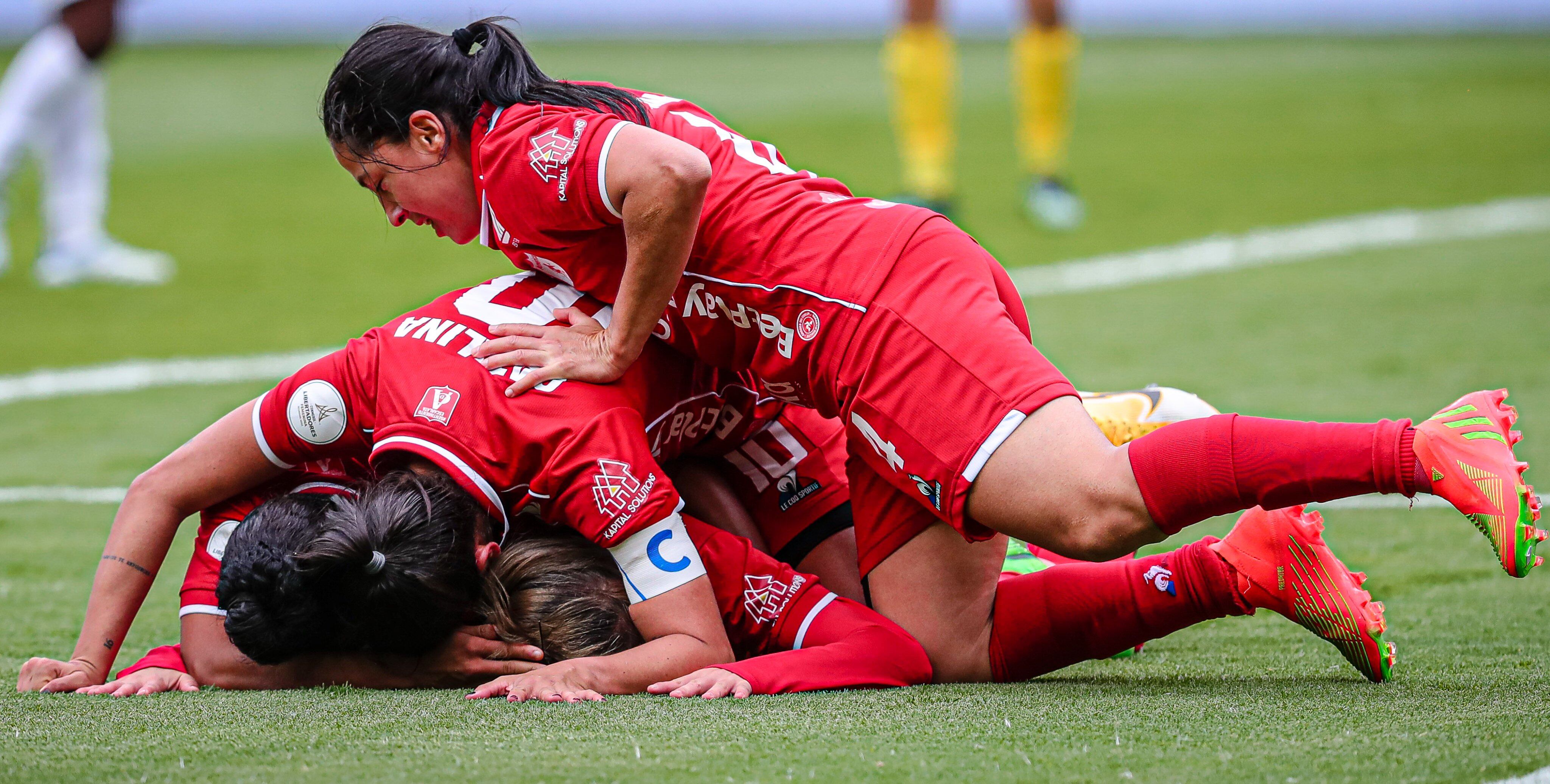 Las jugadoras del América de Cali celebran uno de sus goles frente al Cali / @LibertadoresFEM