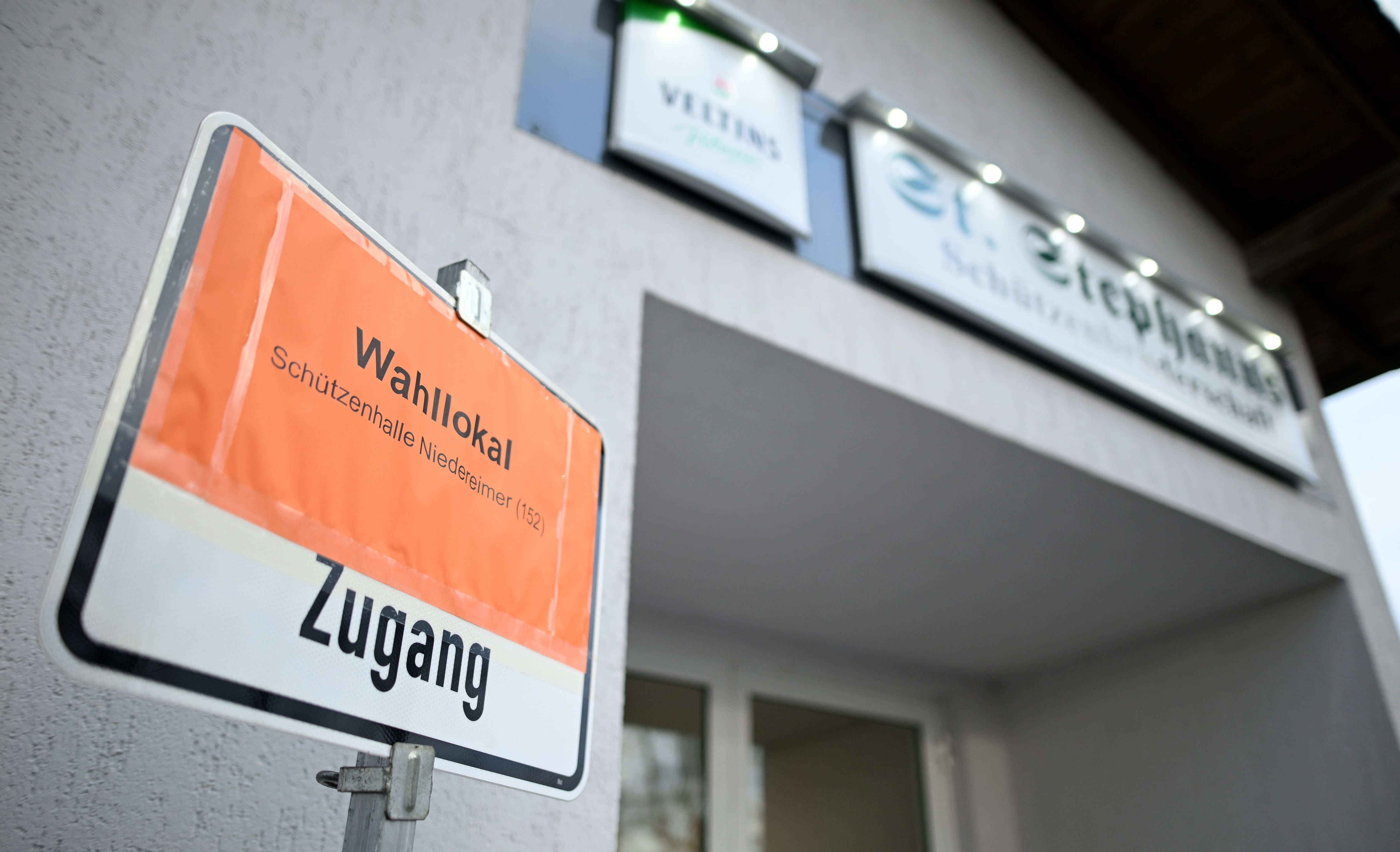 ARNSBERG (Germany), 23/02/2025.- A sign points to a polling station for the federal elections in Arnsberg, Germany, 23 February 2025. About 60 million people are eligible to vote in the German elections for a new federal parliament, the 21st Bundestag. (Elecciones, Alemania) EFE/EPA/FABIAN STRAUCH