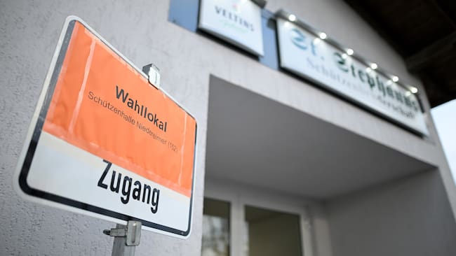 ARNSBERG (Germany), 23/02/2025.- A sign points to a polling station for the federal elections in Arnsberg, Germany, 23 February 2025. About 60 million people are eligible to vote in the German elections for a new federal parliament, the 21st Bundestag. (Elecciones, Alemania) EFE/EPA/FABIAN STRAUCH