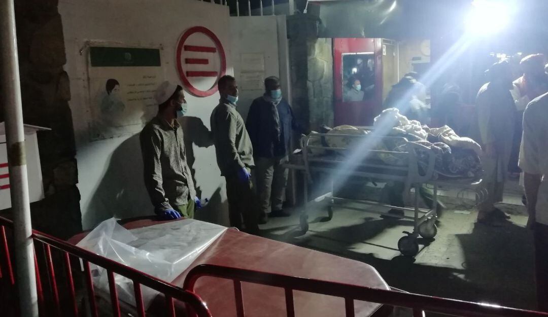 Atención de heridos a las afueras de un hospital de Kabul. 