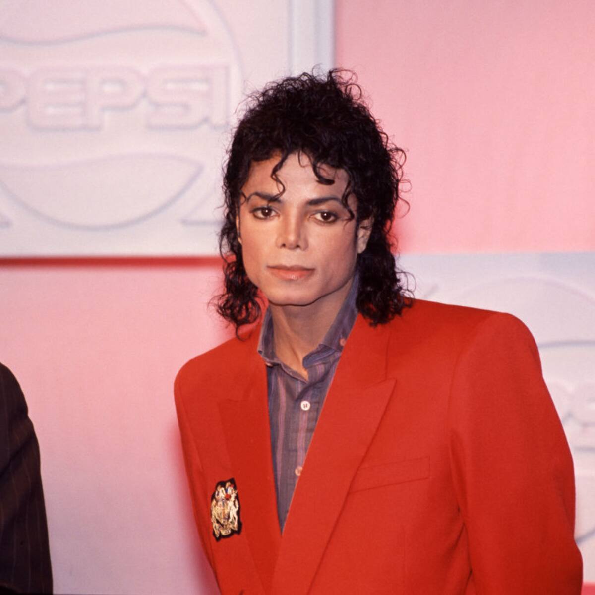 Hermanos demandan a Michael Jackson por tráfico sexual infantil alegando más de una década de abusos