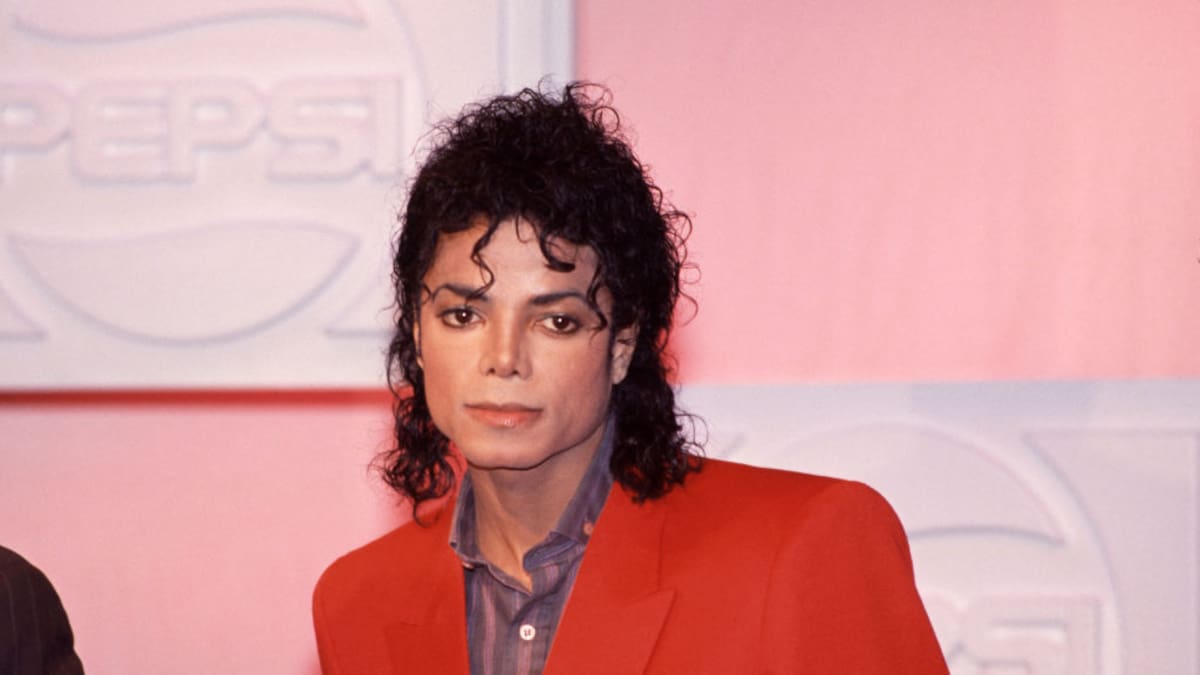 Hermanos demandan a Michael Jackson por tráfico sexual infantil alegando más de una década de abusos