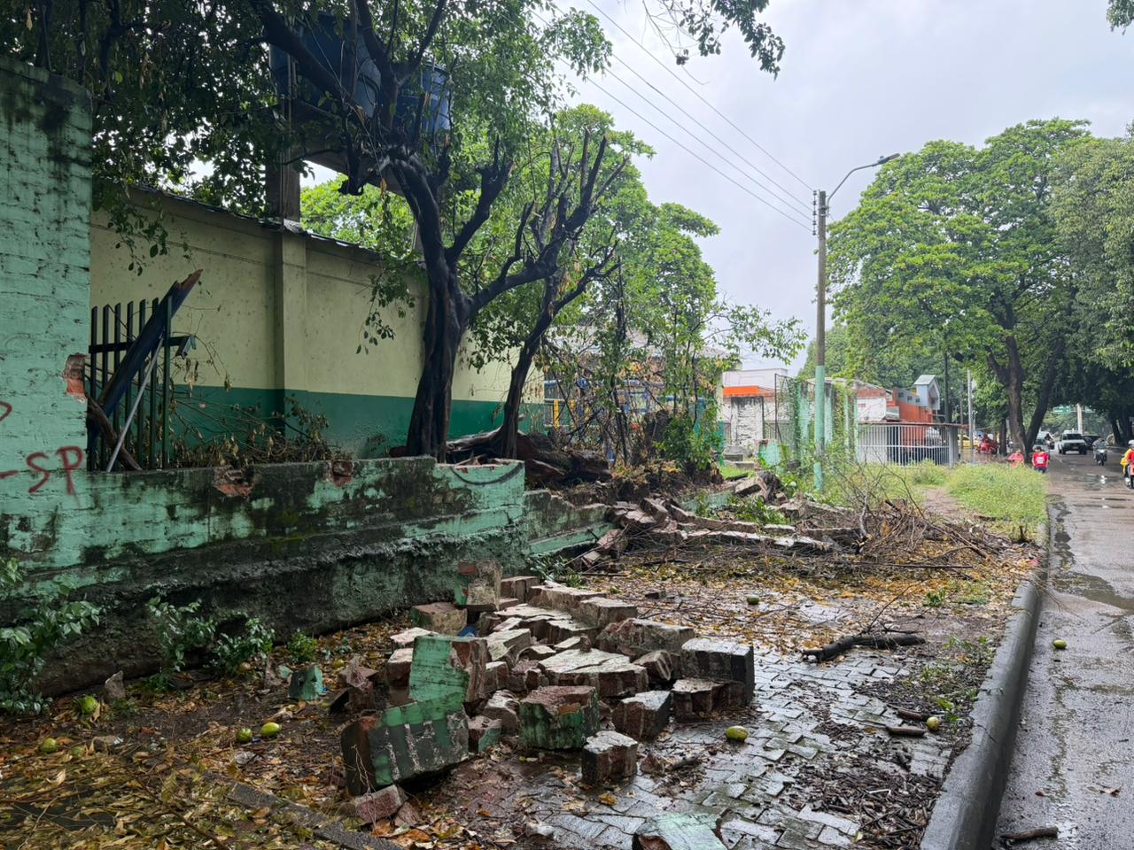 Operarios instalan cerramiento provisional en la sede Lucio Andrade de la I.E. Reynaldo Matiz, tras la caída de un tramo de tapia.